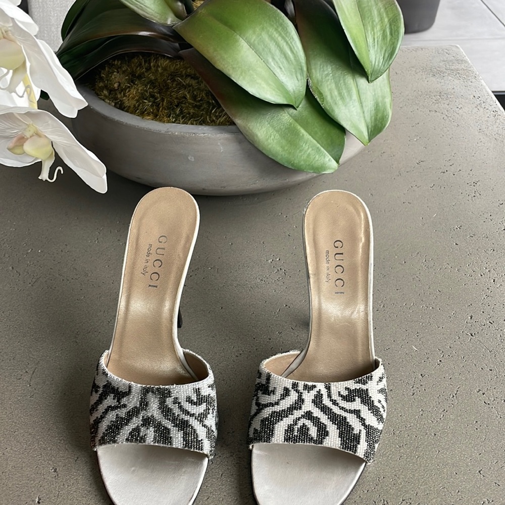 Very stylish Gucci slides. On trend with great detailing and very comfortable.